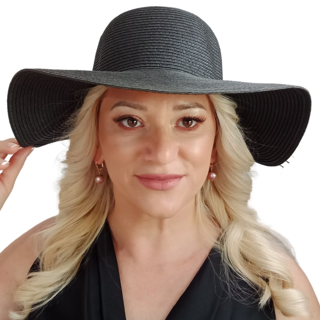 Cercei cu Perle Mari Lavandă Edison 12–12,5 mm, Vedere Model, Pălărie Neagră, Privire Spre Cameră